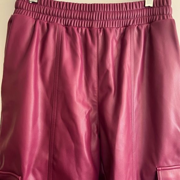 ALO Yoga faux leather power hour cargo joggers wild berry -S-NWT! - Picture 5 of 12